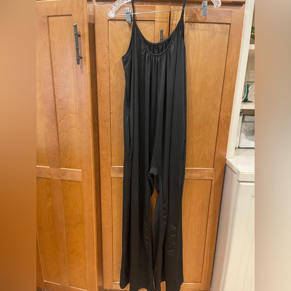 Jump Chic Ultinate flowy Jumpsuit black size XL with pockets!